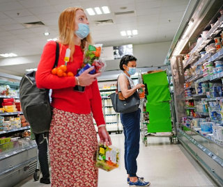 supermarket shoppers